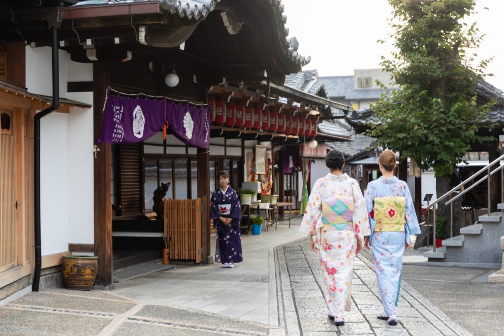 Walking towards the entrance of Jotoku-ji Temple