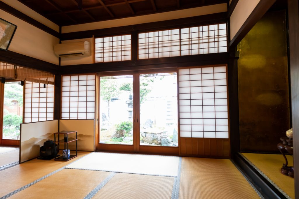 Tokonoma alcove with hanging calligraphy scroll in the tearoom