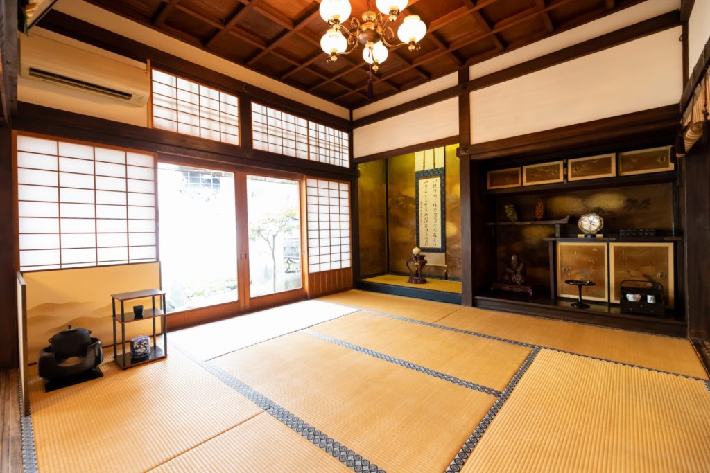 The Grand Tea Room with tatami, shoji screens and gold byobu
